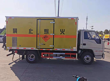 岭东爆破器材运输车技术升级与安全合规新趋势